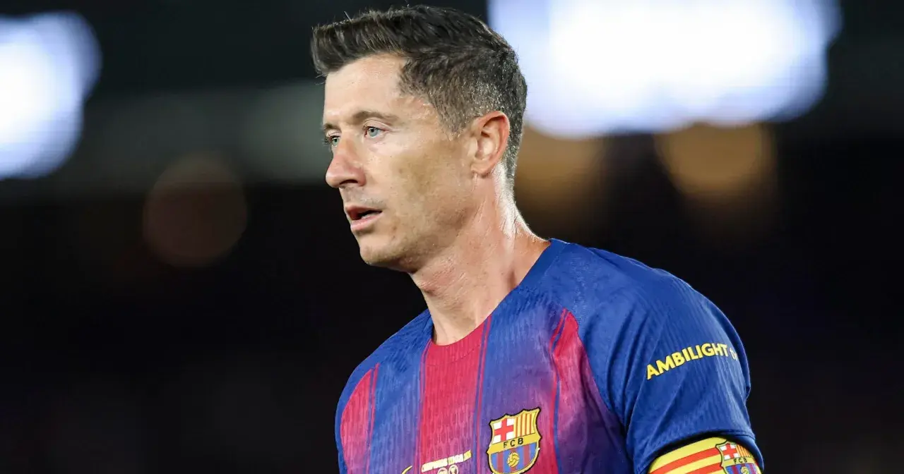 Robert Lewandowski, znany z gry na pozycji napastnika, w koszulce FC Barcelony.