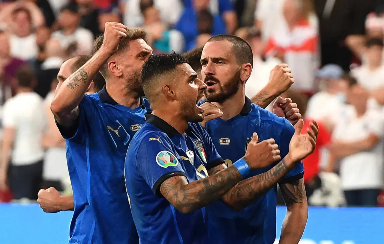 Piłkarze Włoch świętują po jednym z emocjonujących **euro 2020 mecze**.