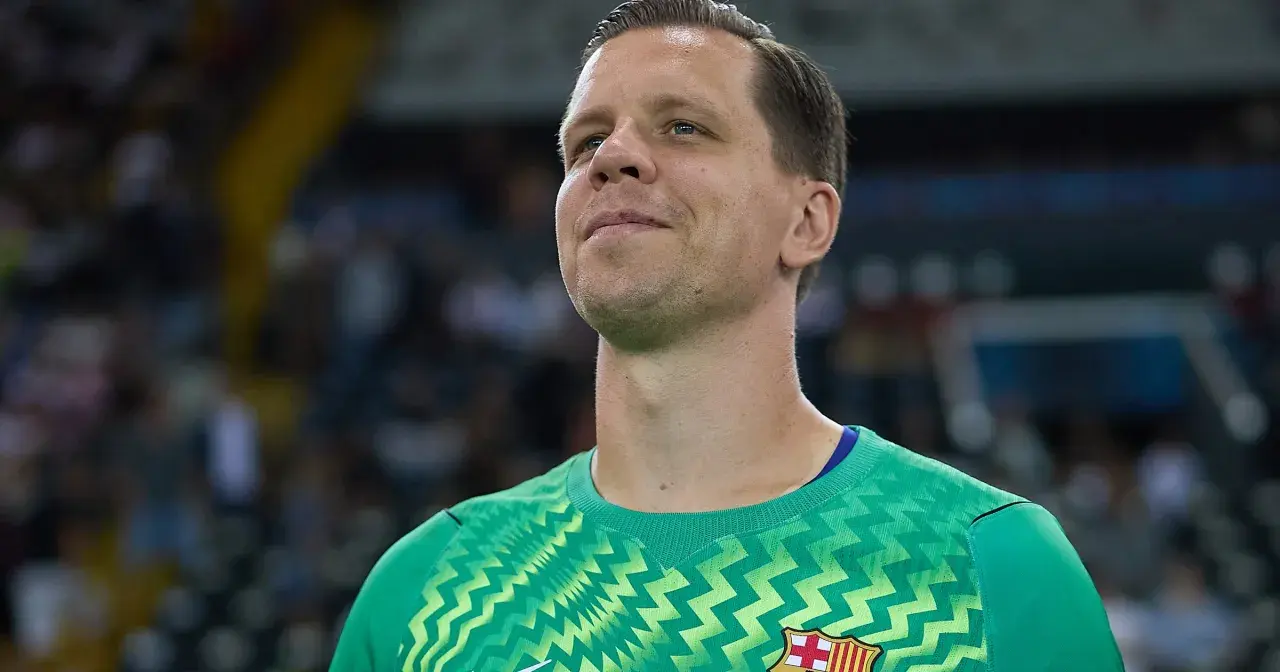 Wojciech Szczęsny w zielonej bramkarskiej koszulce, z uśmiechem na twarzy, gotowy do gry.