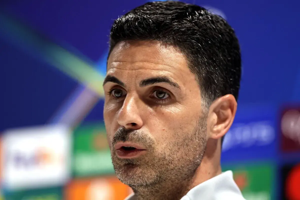 Mikel Arteta, trener Arsenalu, w skupieniu. Jego zawodnicy, Arsenal F.C., liczą na jego mądre decyzje.