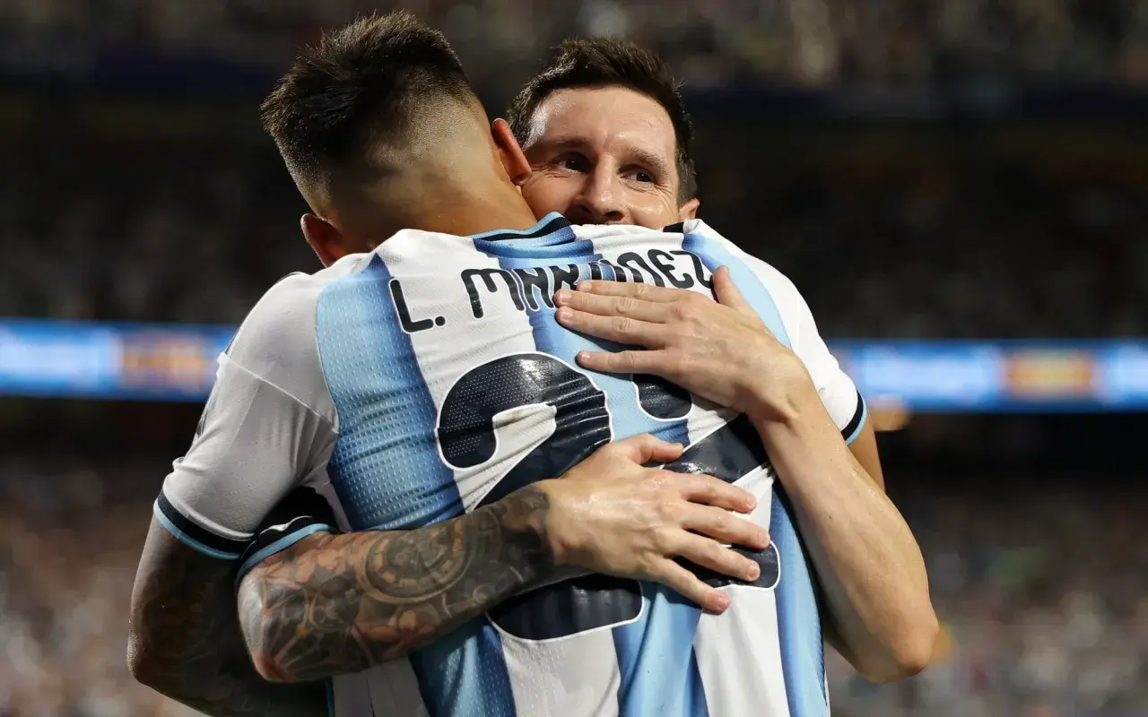 Radość po wygranej na mistrzostwach świata Argentyna. Messi obejmuje kolegę z drużyny.