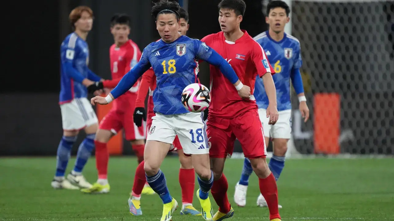 Piłkarze Japonii i Korea Północna w akcji podczas meczu.