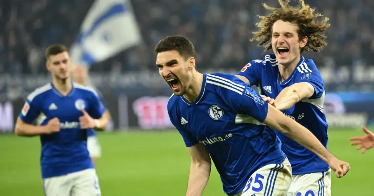 Piłkarze Schalke 04 świętują zwycięstwo nad Herthą. S04 w niebieskich strojach cieszą się z gola.