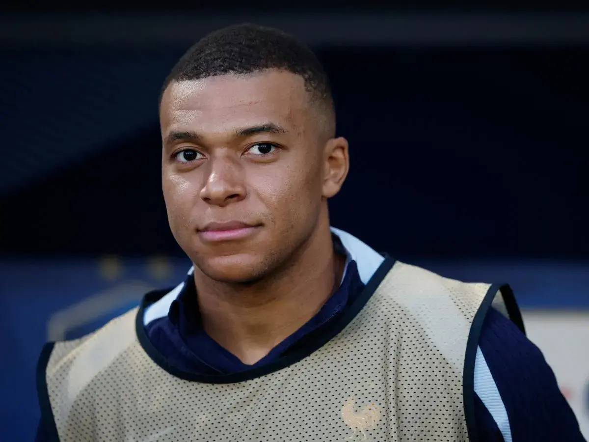 Kylian Mbappé, młody piłkarz z Francji, w kamizelce treningowej. Tak się pisze Mbappé.