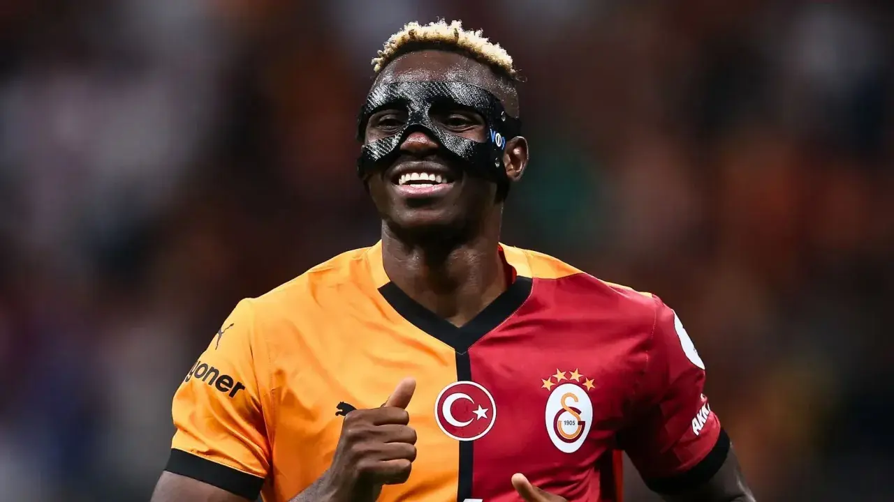 Piłkarz Galatasaray w masce ochronnej, gotowy na mecz z Liverpoolem.