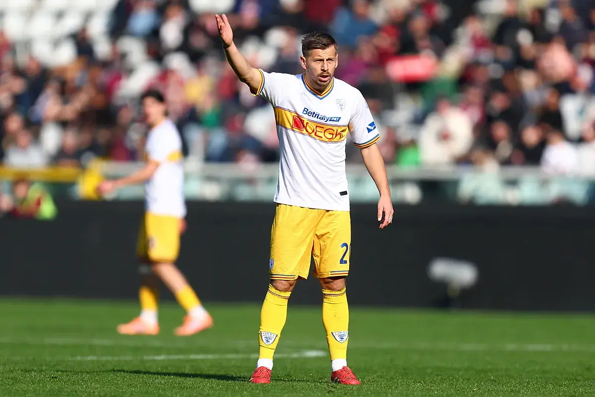 Piłkarz w białej koszulce i żółtych spodenkach z numerem 2, na boisku podczas meczu Lecce – Udinese.