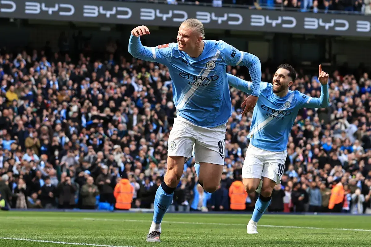 Erling Haaland i Riyad Mahrez z Manchesteru City świętują bramkę w meczu przeciwko Chelsea.