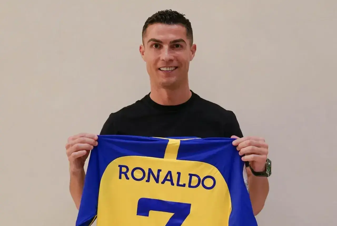 Cristiano Ronaldo prezentuje nową koszulkę. Zobacz, gdzie gra teraz słynny piłkarz!