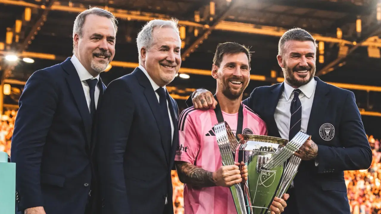 Lionel Messi z pucharem, obok niego David Beckham, jeden z właścicieli Inter Miami, świętują sukces.