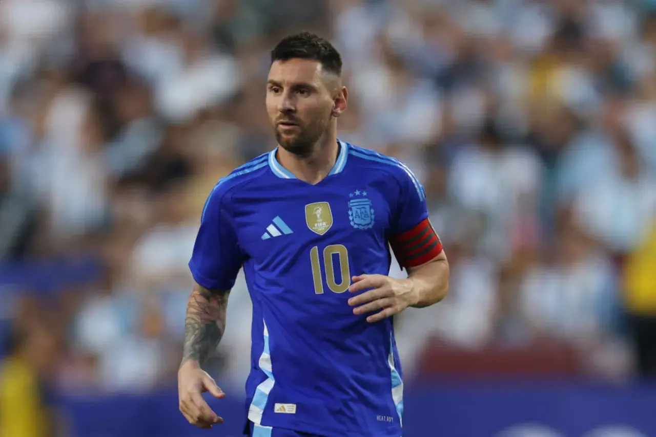 Messi w błękitnej koszulce Argentyny z numerem 10, gotowy do gry w Copa América.