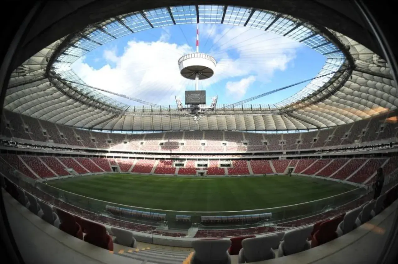 Widok na murawę i trybuny stadionu narodowego z otwartym dachem.