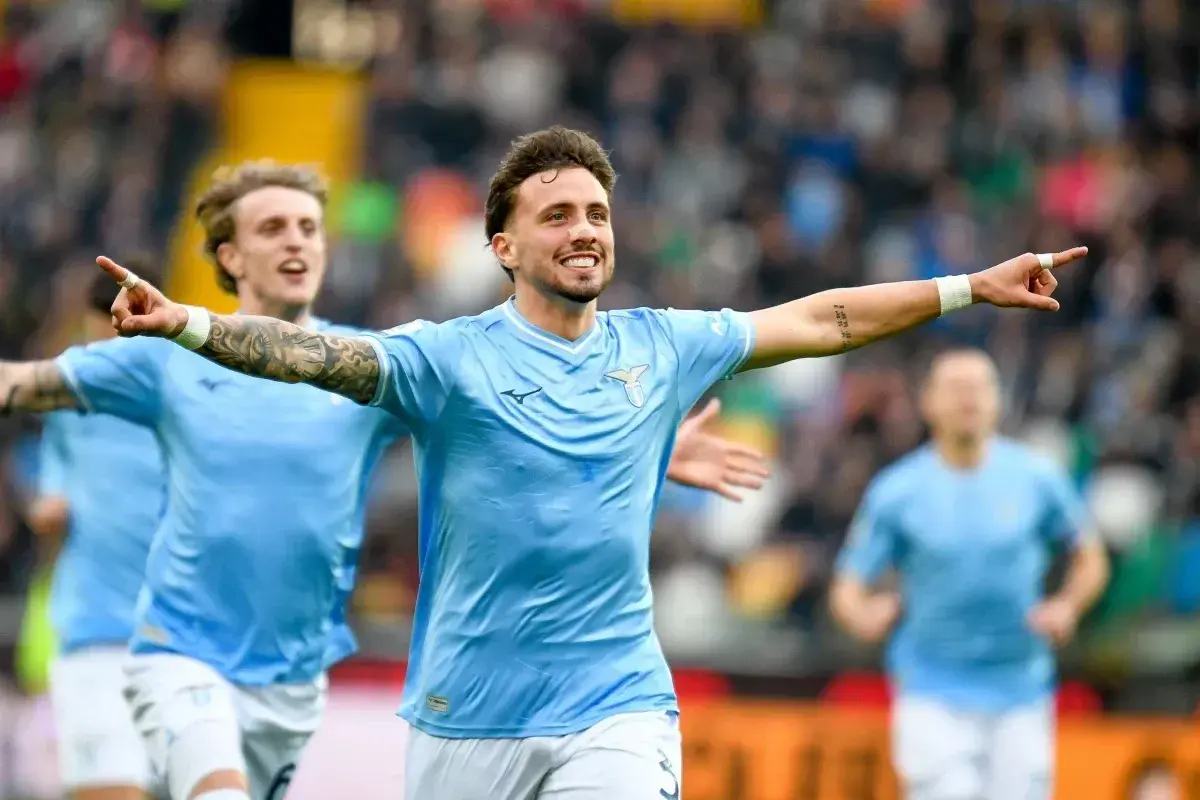 Piłkarz Lazio cieszy się z bramki przeciwko Udinese, z kolegami z drużyny w tle.