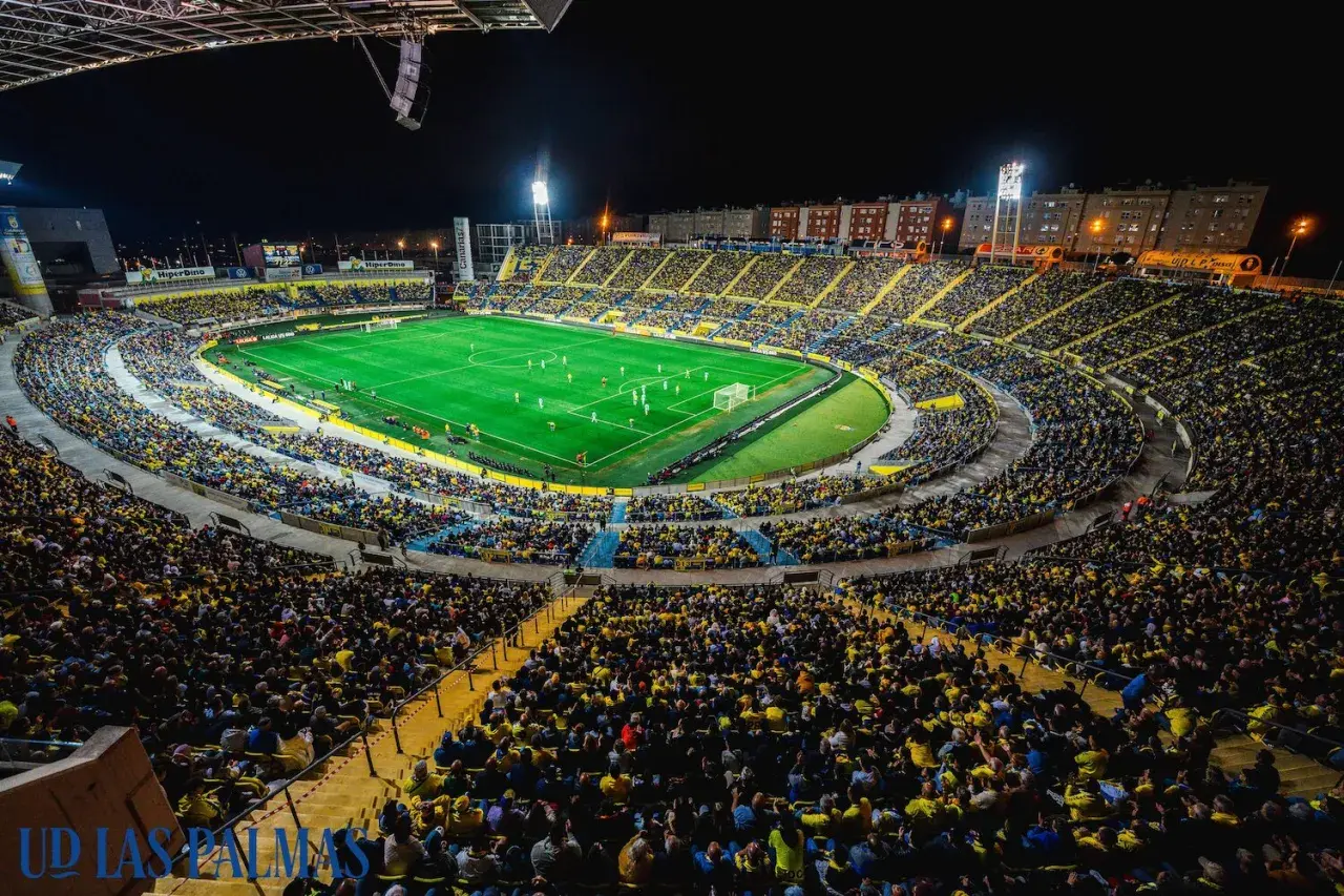 Nocny mecz na Estadio Gran Canaria, wypełnionym po brzegi kibicami w żółtych barwach.