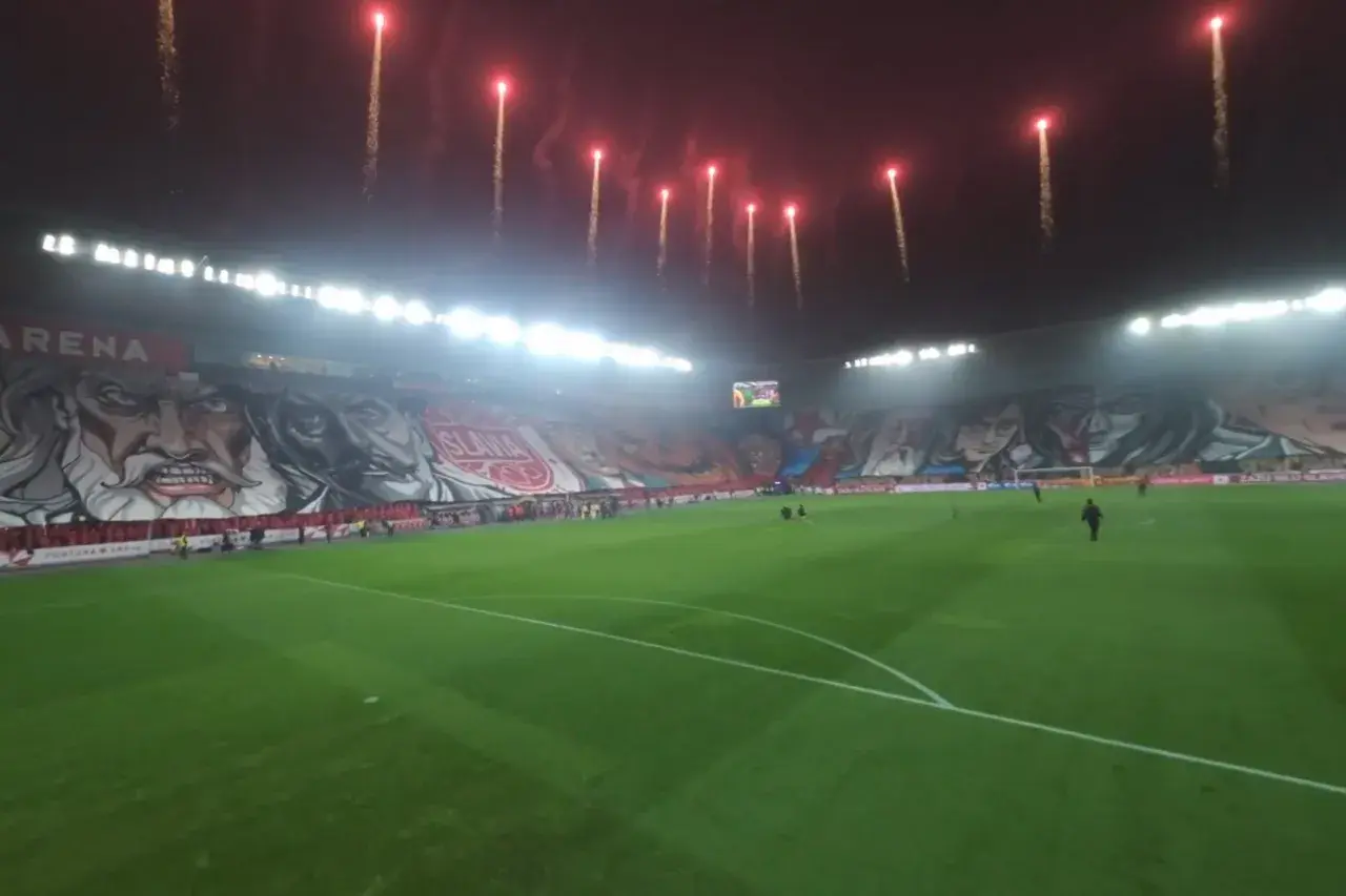 Piękna oprawa meczu SK Slavia Praga: fajerwerki nad stadionem i ogromny mural z podobiznami legend klubu.