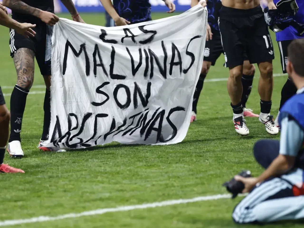 Piłkarze niosą transparent "Las Malvinas son Argentinas" po meczu Mistrzostw Świata 2024.
