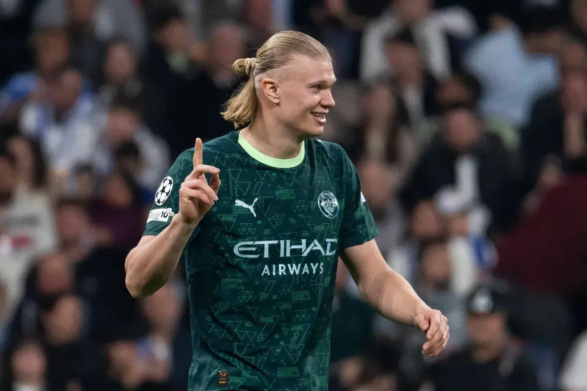 Erling Haaland z Man City, po strzeleniu bramki w meczu z West Ham, pokazuje palcem "jeden".