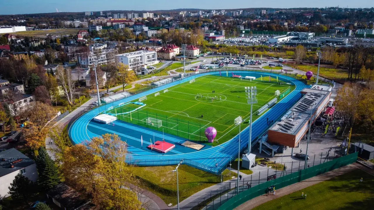 Nowoczesny stadion lekkoatletyczny i boisko piłkarskie w Katowicach, symbol rozwoju sportu w mieście.