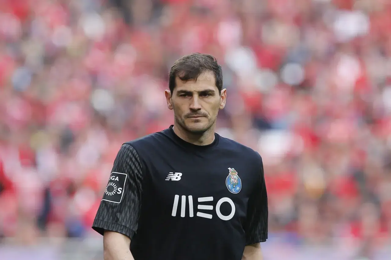 Iker Casillas, bramkarz FC Porto, w czarnej koszulce z logo klubu. Jego wzrost jest imponujący, co widać na boisku.