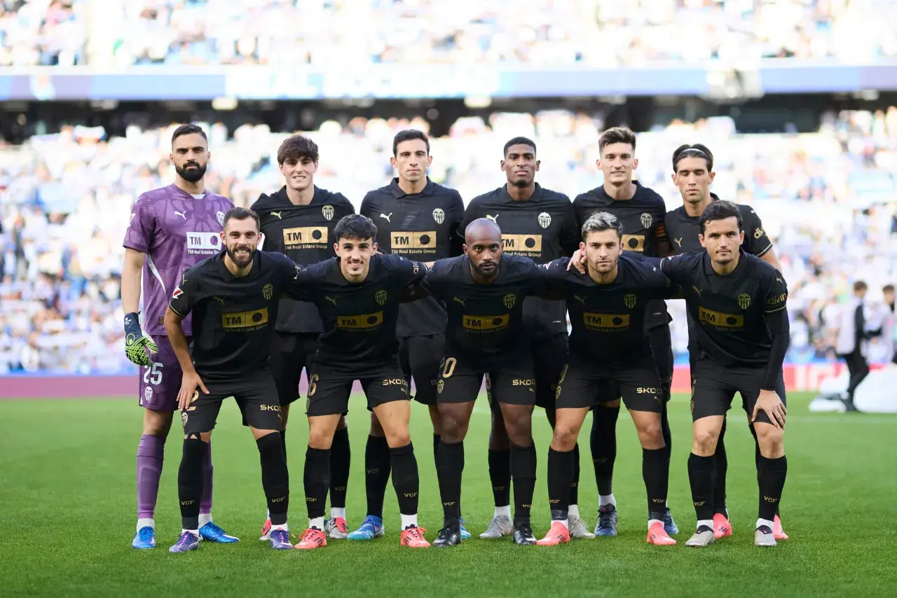 Drużyna Valencia CF – zawodnicy pozują do wspólnego zdjęcia na murawie stadionu.
