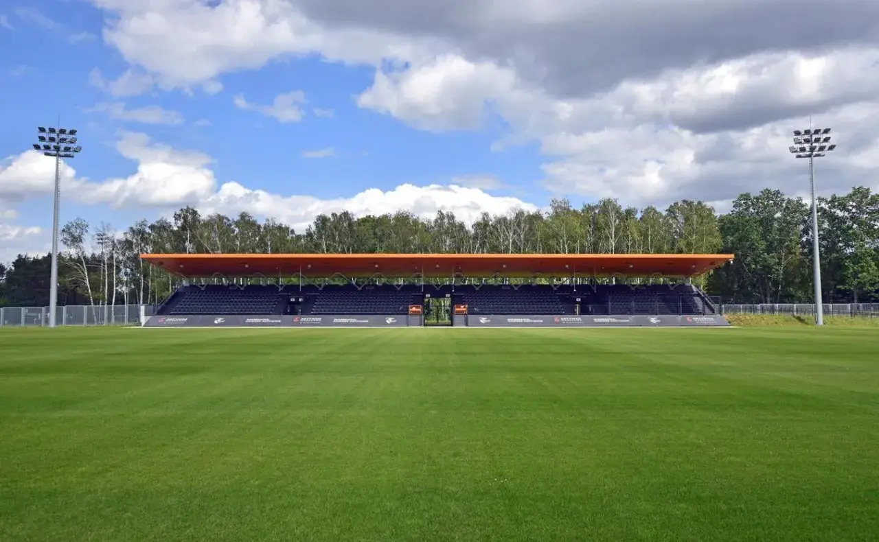 Piękny, zielony stadion w Warszawie, gotowy na mecze Hutnika.
