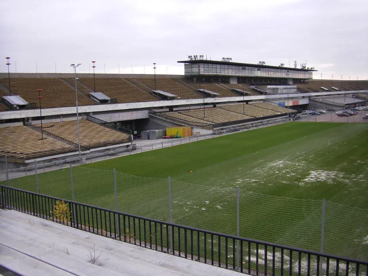 Pusta trybuna stadionu, największy stadion w Czechach, z zieloną murawą i ogrodzeniem.