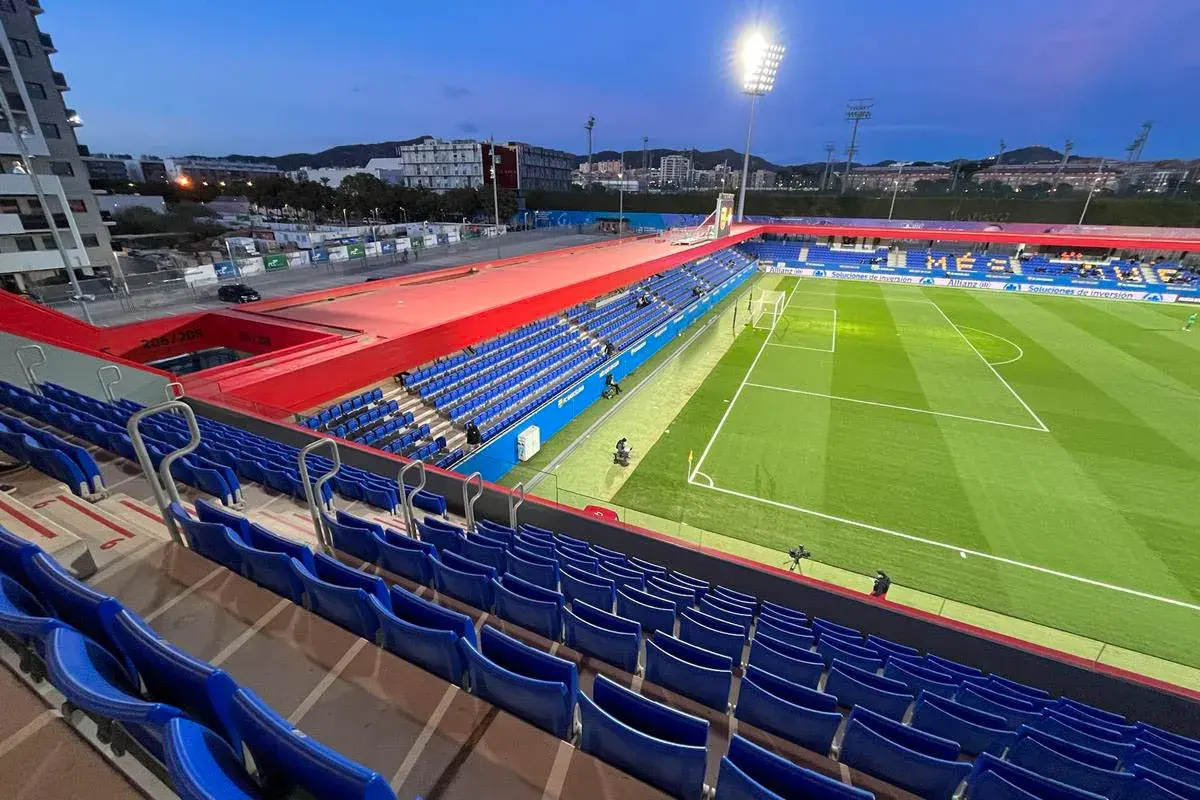 Puste trybuny stadionu Johan Cruyff w blasku jupiterów, gotowe na mecz.