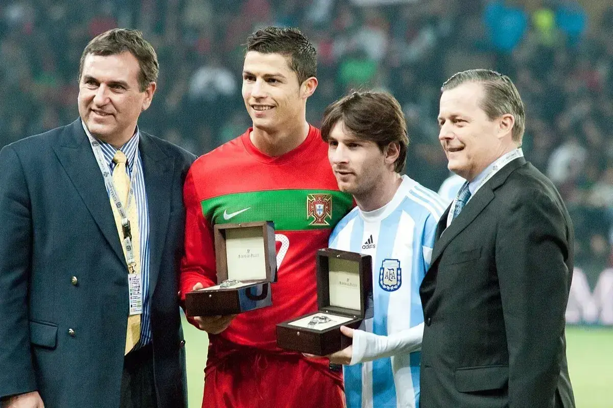 Cristiano Ronaldo i Leo Messi, dwaj z 100 najlepszych piłkarzy wszechczasów, odbierają nagrody.