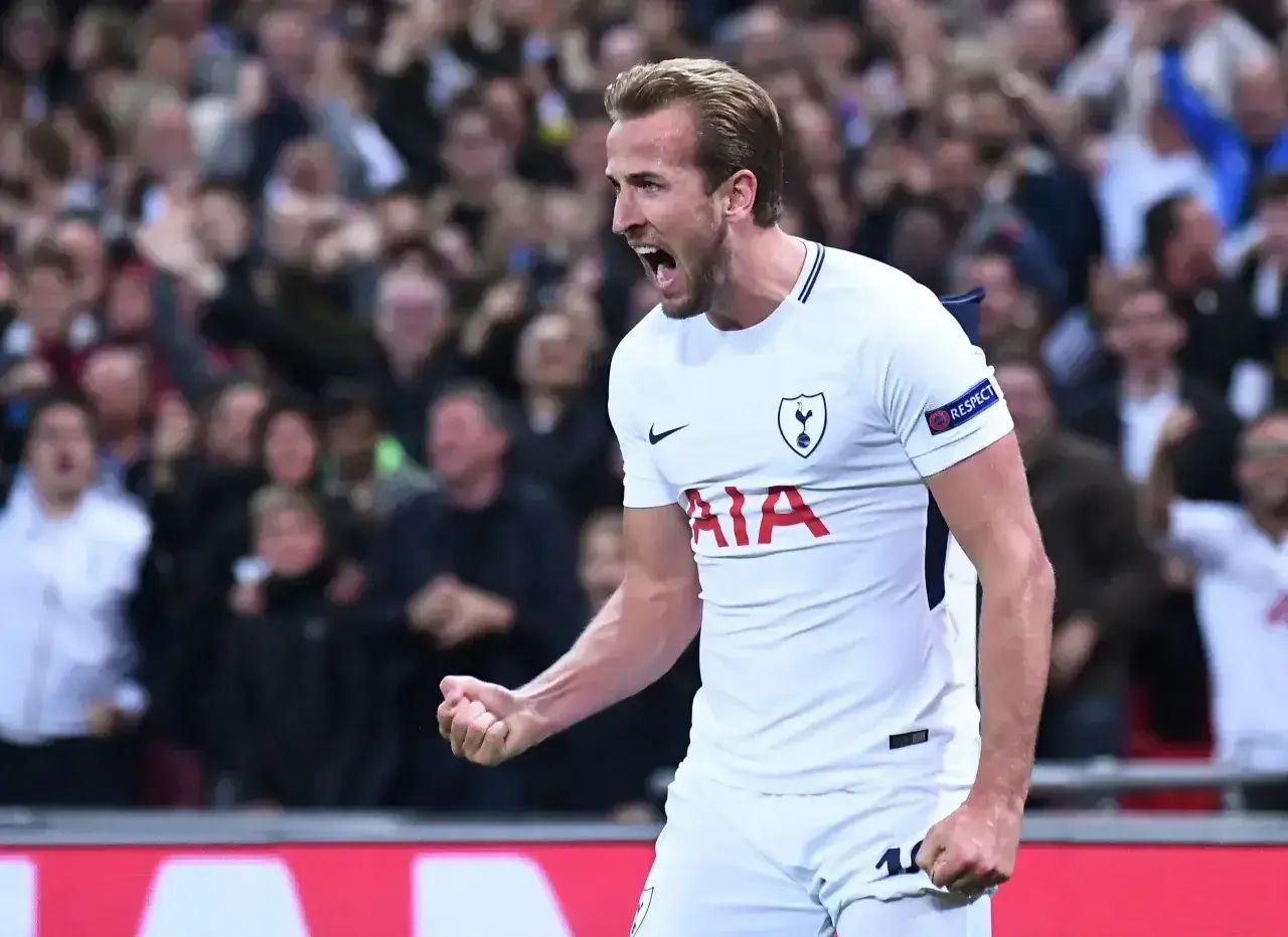 Harry Kane, jeden z najlepszych zawodników Premier League, świętuje bramkę.