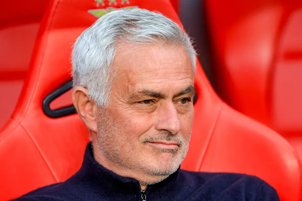 Siedzący na czerwonej ławce José Mourinho, którego siwe włosy i zmarszczki świadczą o doświadczeniu, przypomina o czasach, gdy tworzył podstawowy skład Realu Madryt.