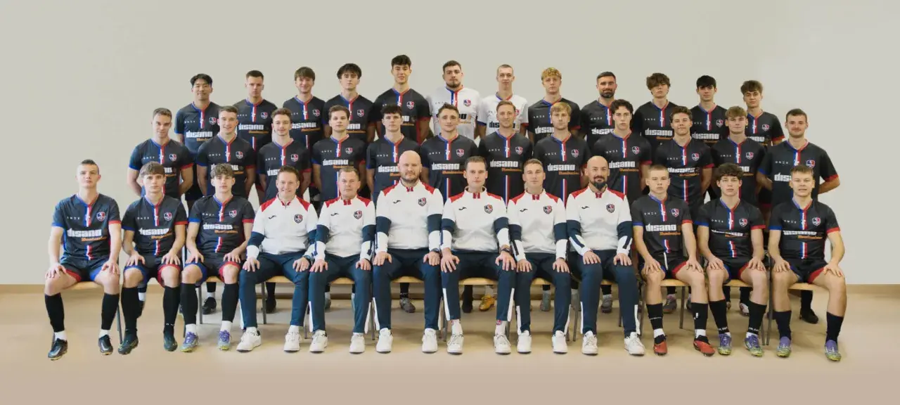 Drużyna Watford F.C. – zawodnicy pozują do wspólnego zdjęcia w strojach klubowych.