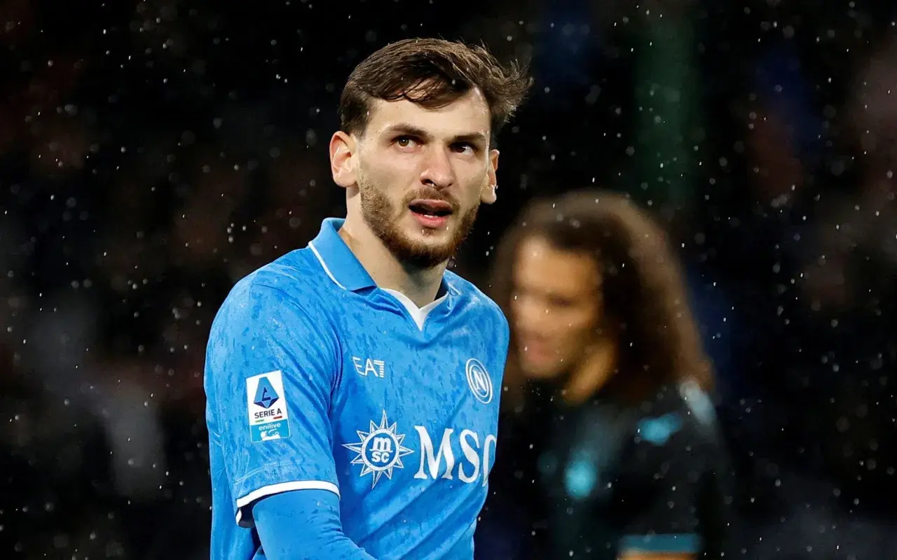 Piłkarz Napoli w niebieskiej koszulce, z logo Serie A na rękawie, w deszczu. Chwicza Kwaracchelia, daty dołączenia do klubu.