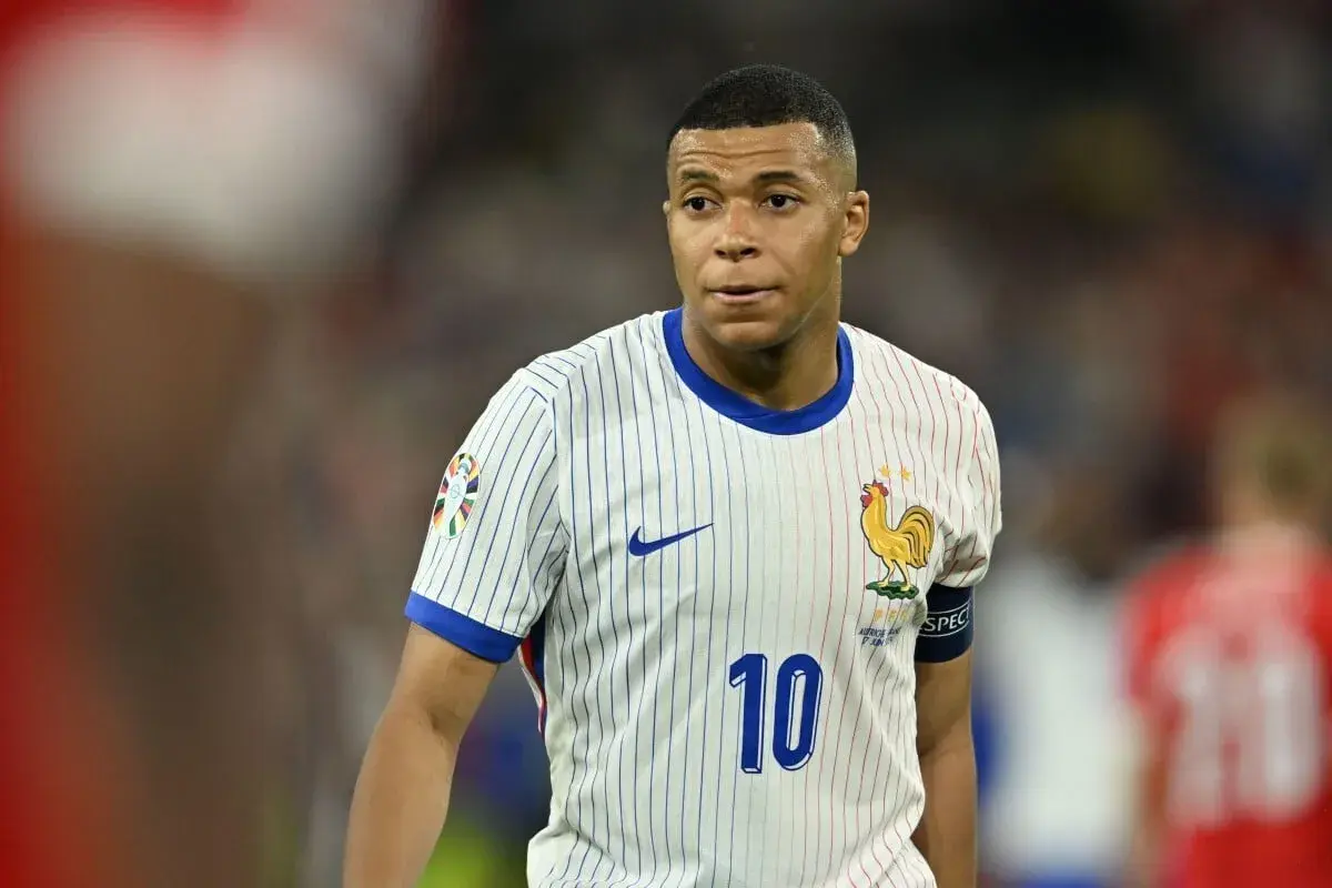 Kylian Mbappé, młody piłkarz, który już teraz budzi pytania: ile lat ma Mbappé? Na zdjęciu w koszulce z numerem 10.