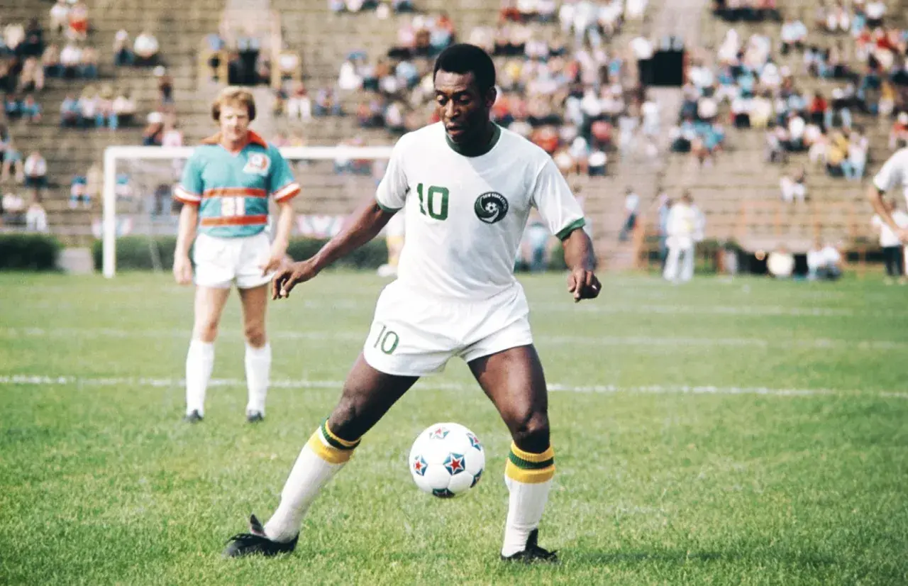 Pele w białej koszulce z numerem 10, grający w New York Cosmos. To jeden z klubów, w jakich grał Pele.