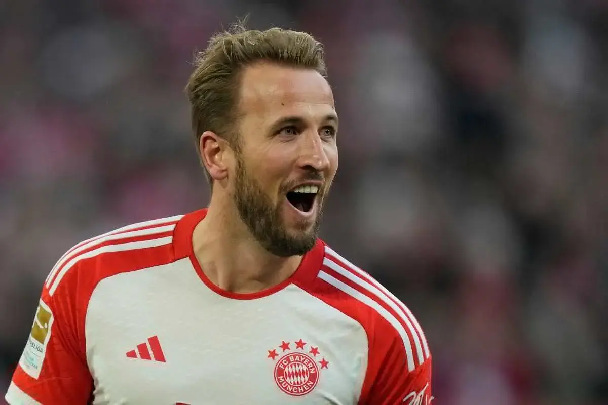 Harry Kane w koszulce Bayernu Monachium, z otwartymi ustami, radośnie reaguje na wydarzenia na boisku.
