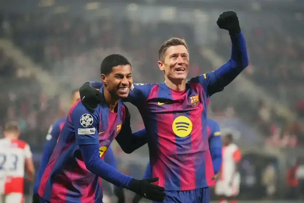 Dwóch piłkarzy Barcelony świętuje, jeden z nich to Robert Lewandowski. Ile goli ma Lewandowski? Tego dnia strzelił kolejnego!