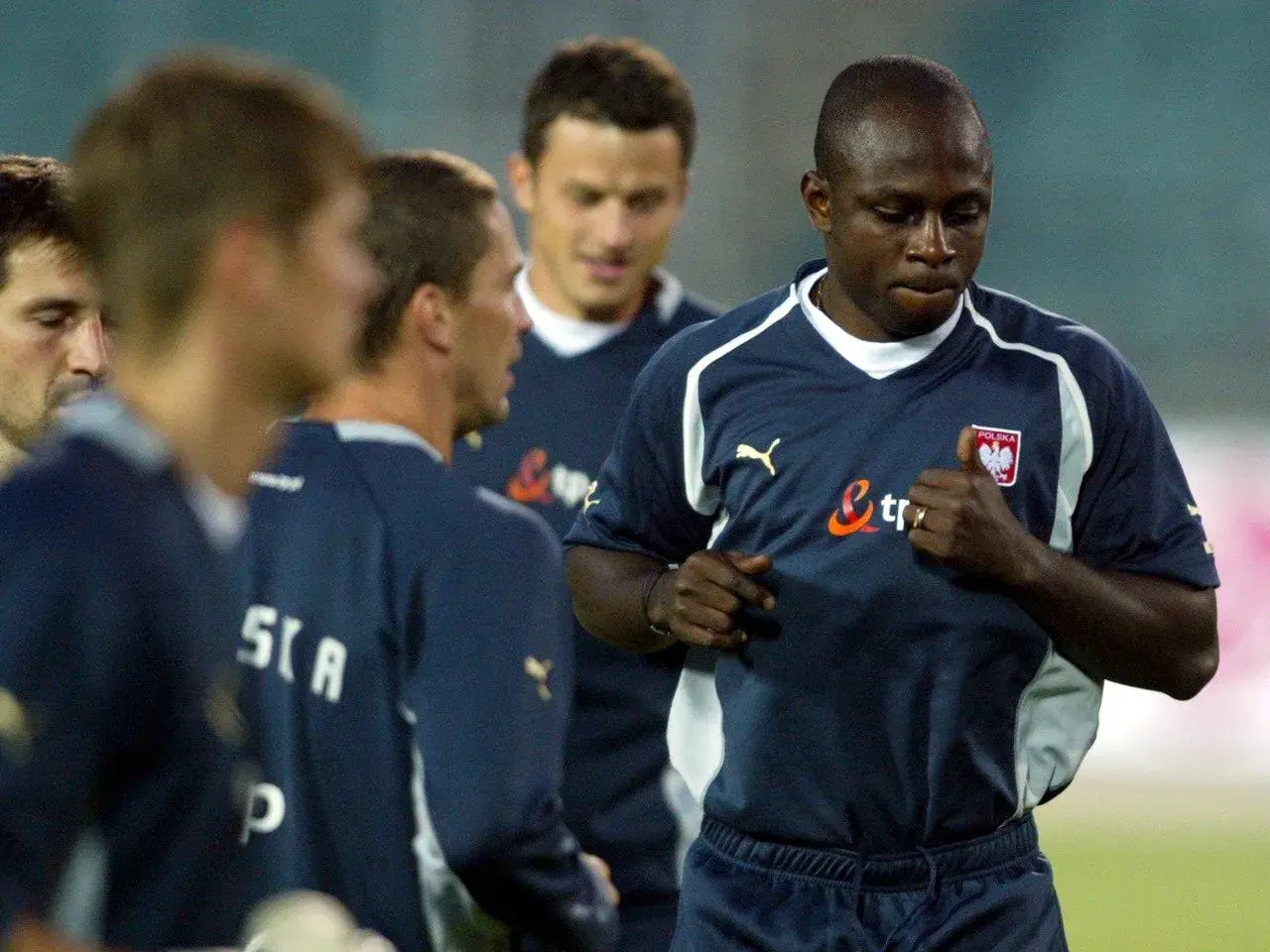 Emmanuel Olisadebe w koszulce reprezentacji Polski. Daty dołączenia do kadry to ważny moment w jego karierze.