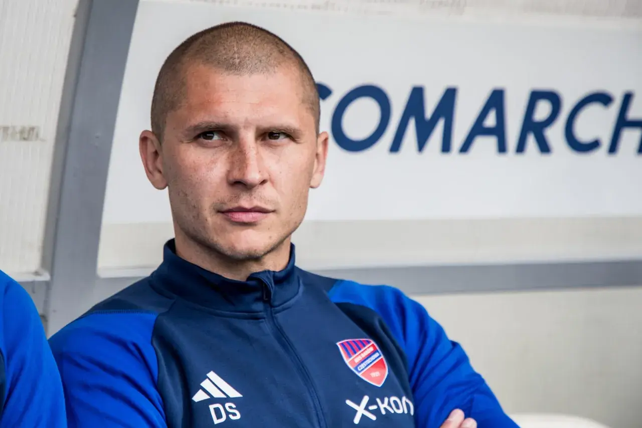 Sonny Kittel, z krótką fryzurą i w dresie z herbem klubu, patrzy w obiektyw.