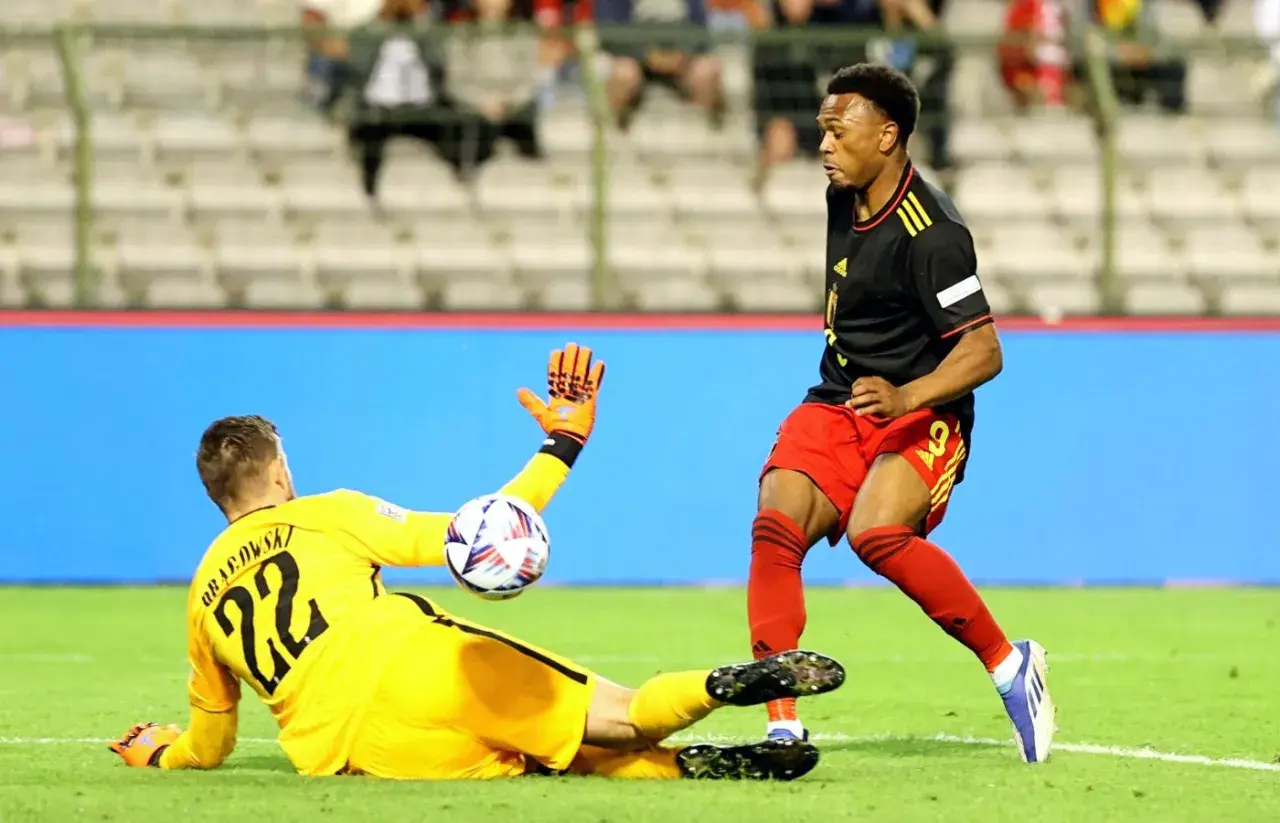 Bramkarz broni strzał zawodnika Belgii. Wynik polska-belgia 6:1.