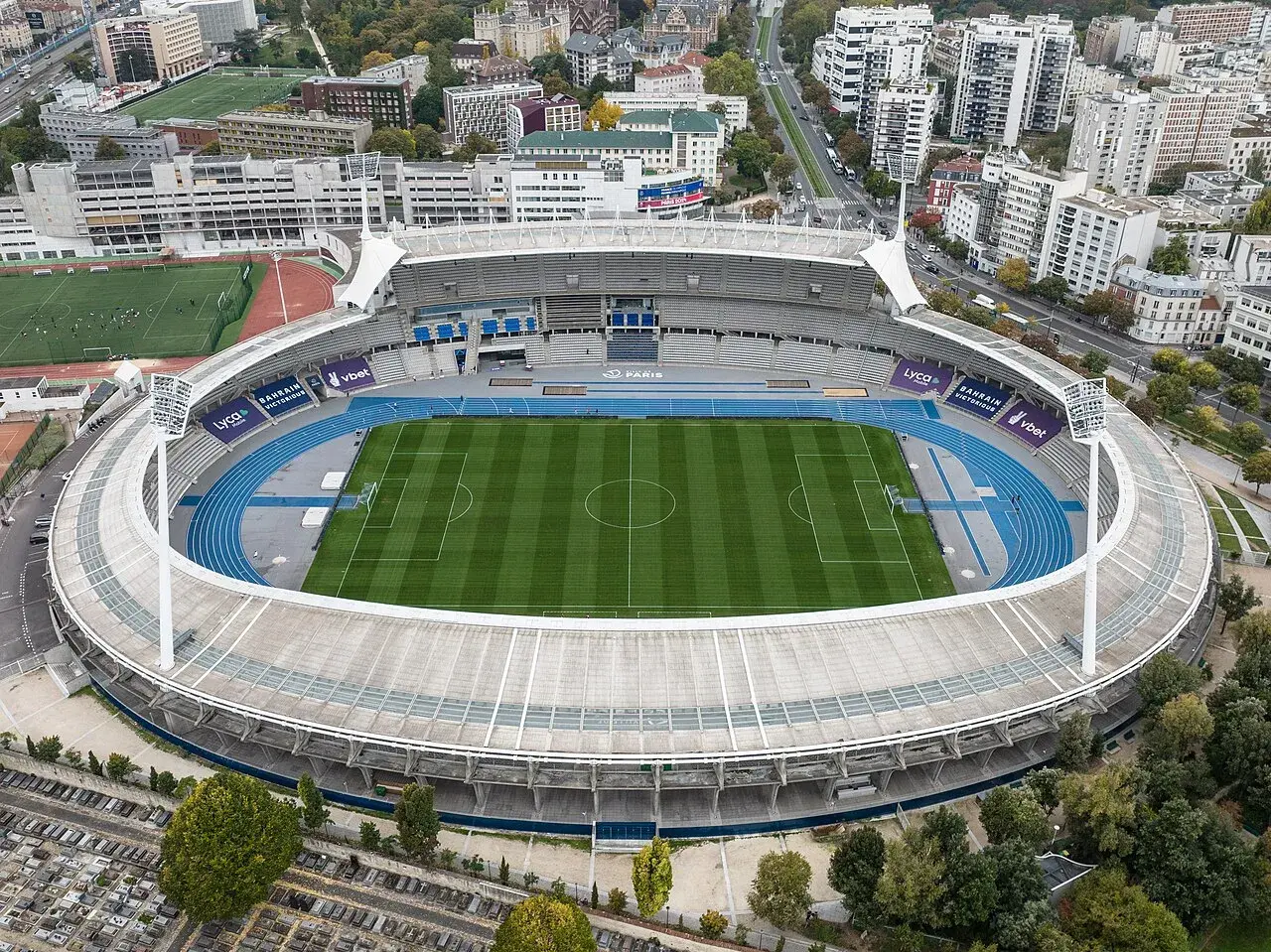 Stadion Stade Charléty w Paryżu z lotu ptaka, z boiskiem piłkarskim i bieżnią.