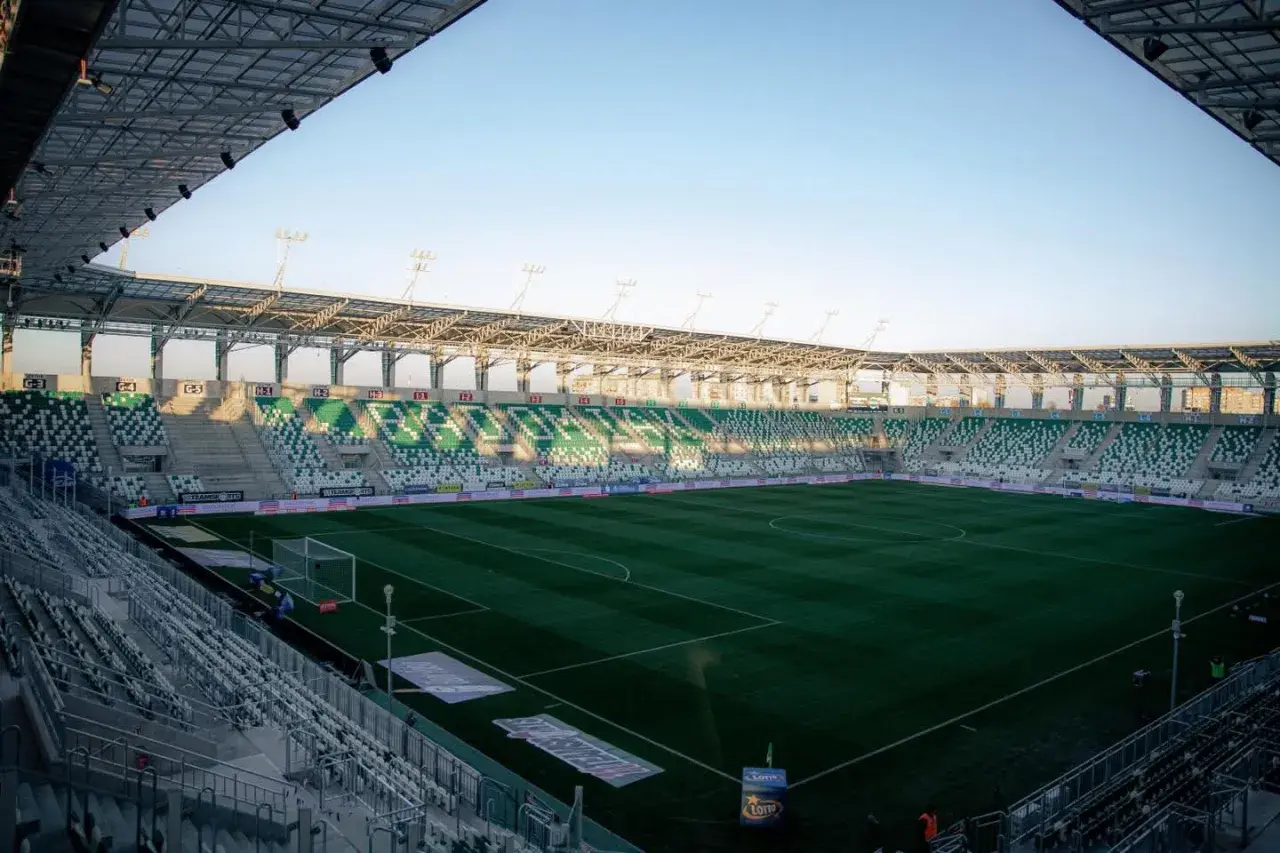 Pusta murawa i zielono-białe trybuny stadionu im. Braci Czachorów czekają na emocje.