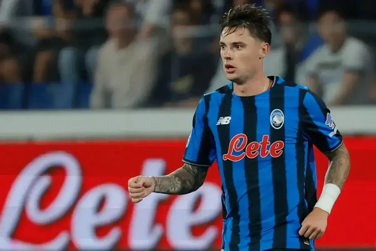 Piłkarz Atalanty w niebiesko-czarnej koszulce z logo "Lete" podczas meczu Atalanta – Udinese.