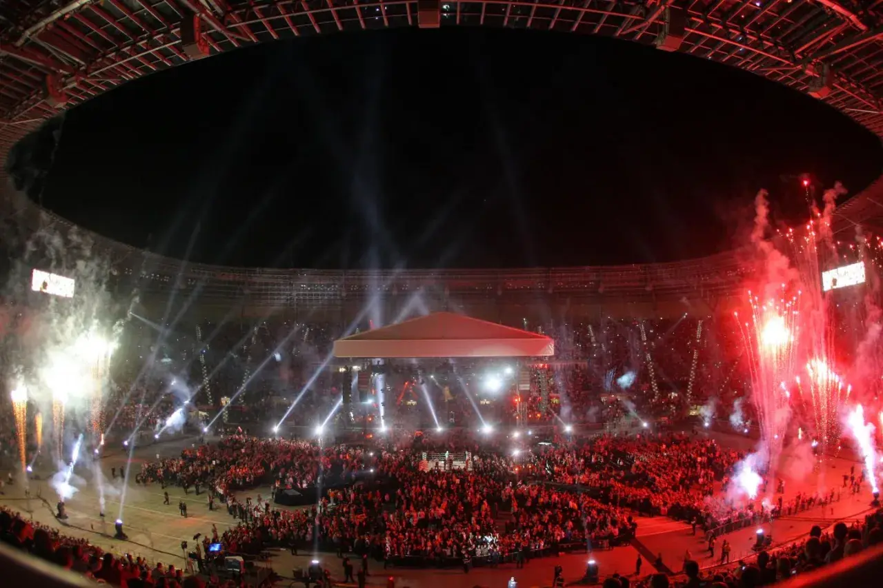 Koncert w Tarczyński Arena. Tłumy ludzi na trybunach i płycie boiska, fajerwerki i światła tworzą niesamowity spektakl. Sektory wypełnione po brzegi.