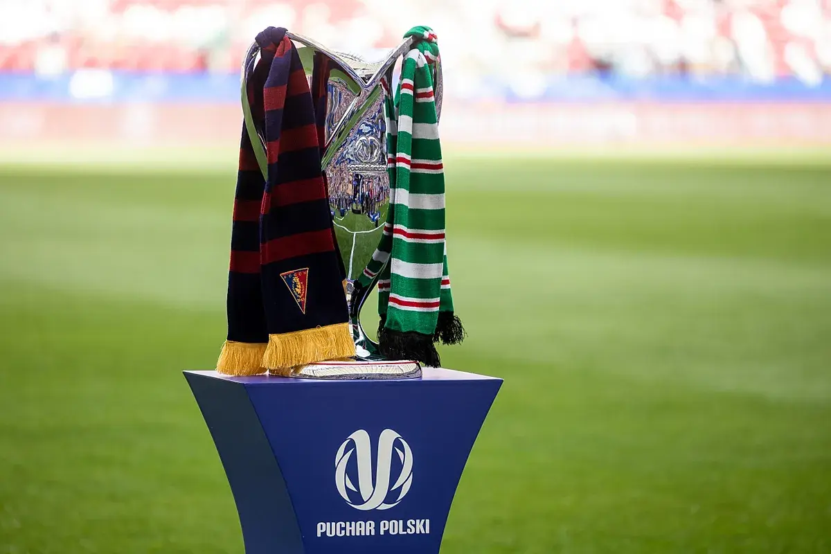 Trofeum Pucharu Polski z szalikami drużyn. Kto zdobędzie ten prestiżowy regionalny puchar polski?