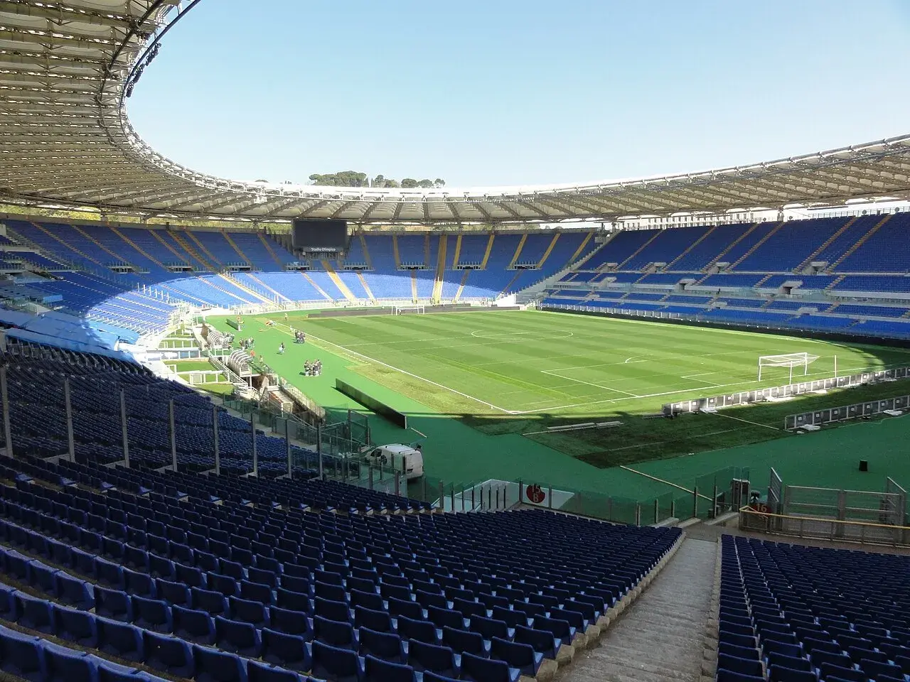 Puste trybuny Stadionu Olimpijskiego w Rzymie, gotowe na mecz AS Roma.