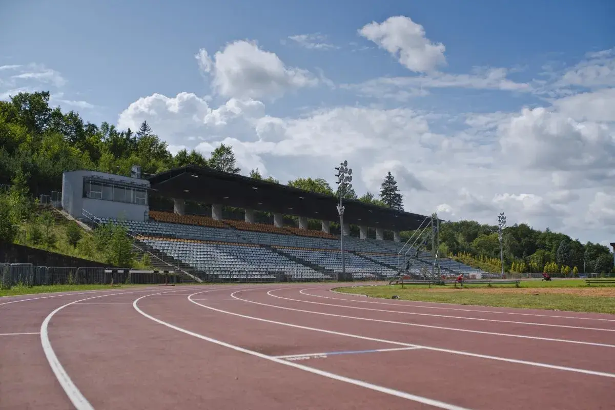 Pusta bieżnia i trybuny stadionu 650-lecia w Słupsku czekają na sportowców.