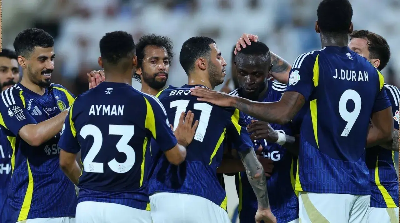 Piłkarze Al-Nassr świętują po meczu. Na koszulkach numery 23 (Ayman), 17 (Bro) i 9 (J. Duran).