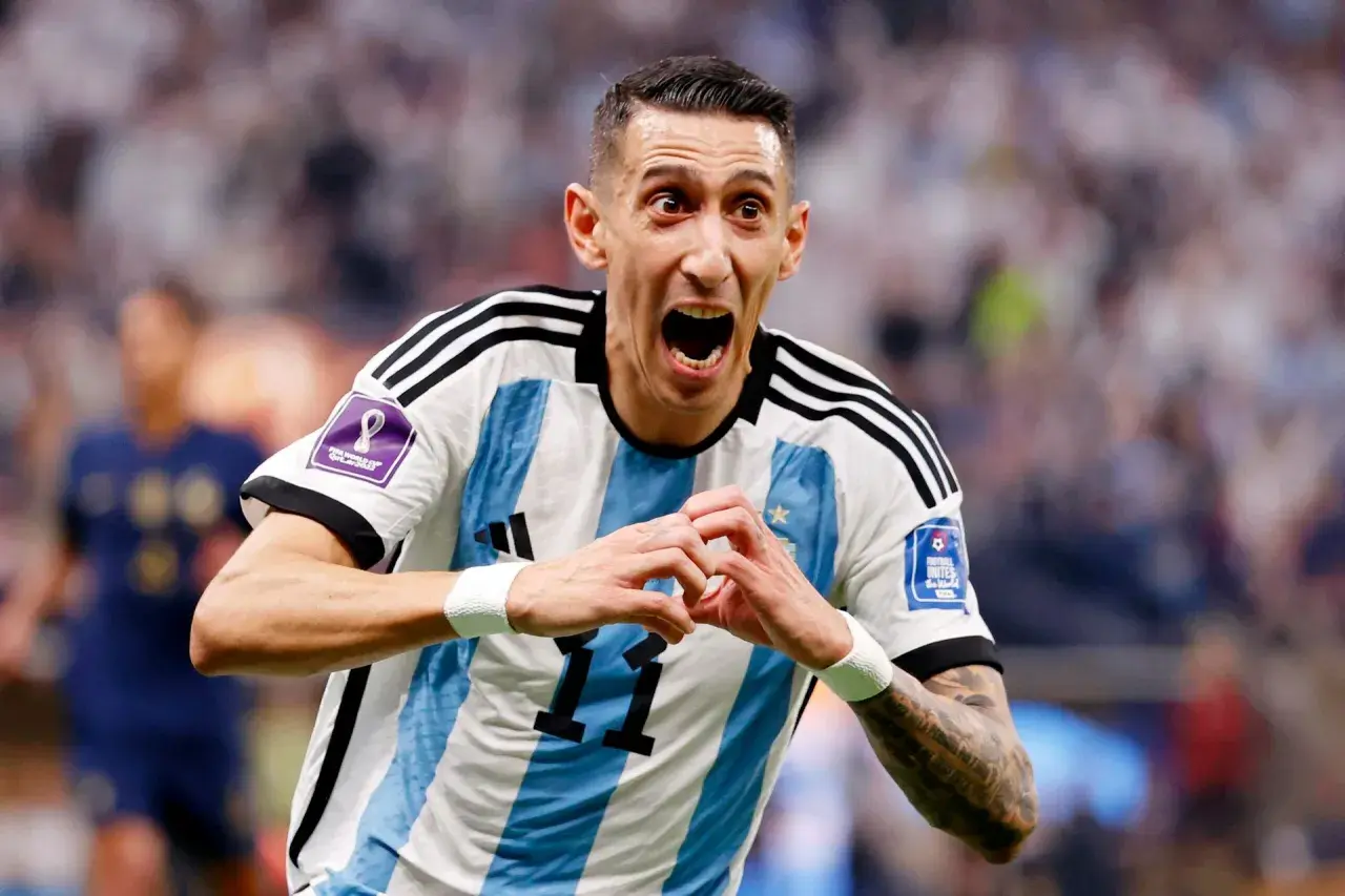 Piłkarz Angel Di Maria w koszulce Argentyny z numerem 11, z wyrazem radości na twarzy, świętuje bramkę.