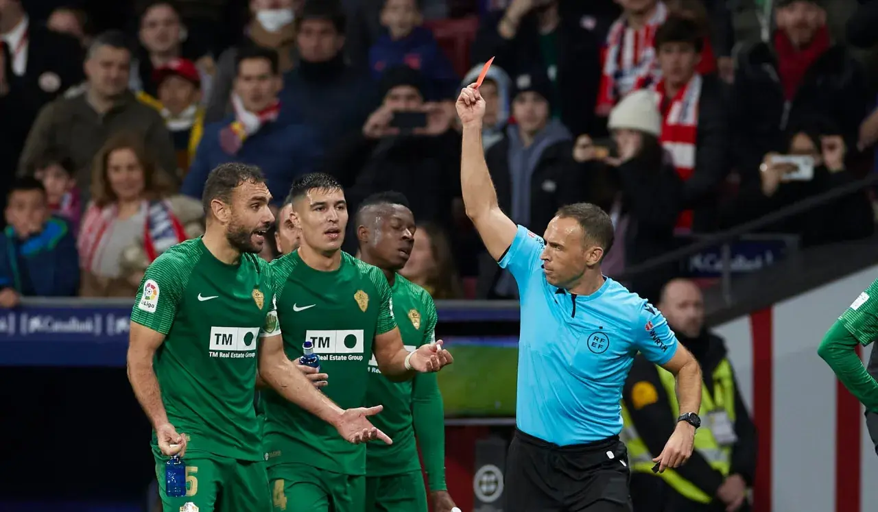 Sędzia pokazuje czerwoną kartkę zawodnikom Elche CF.
