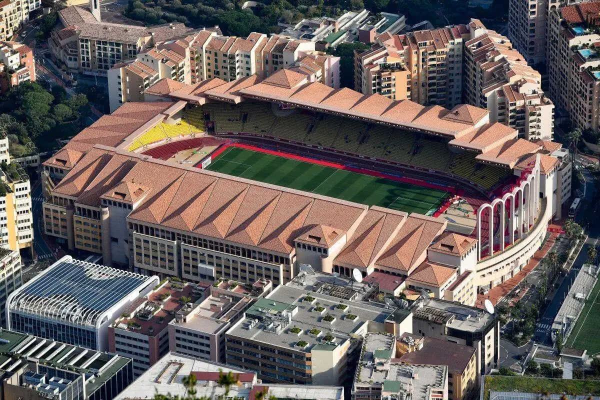 Stadion AS Monaco z lotu ptaka, otoczony budynkami mieszkalnymi i zielenią.