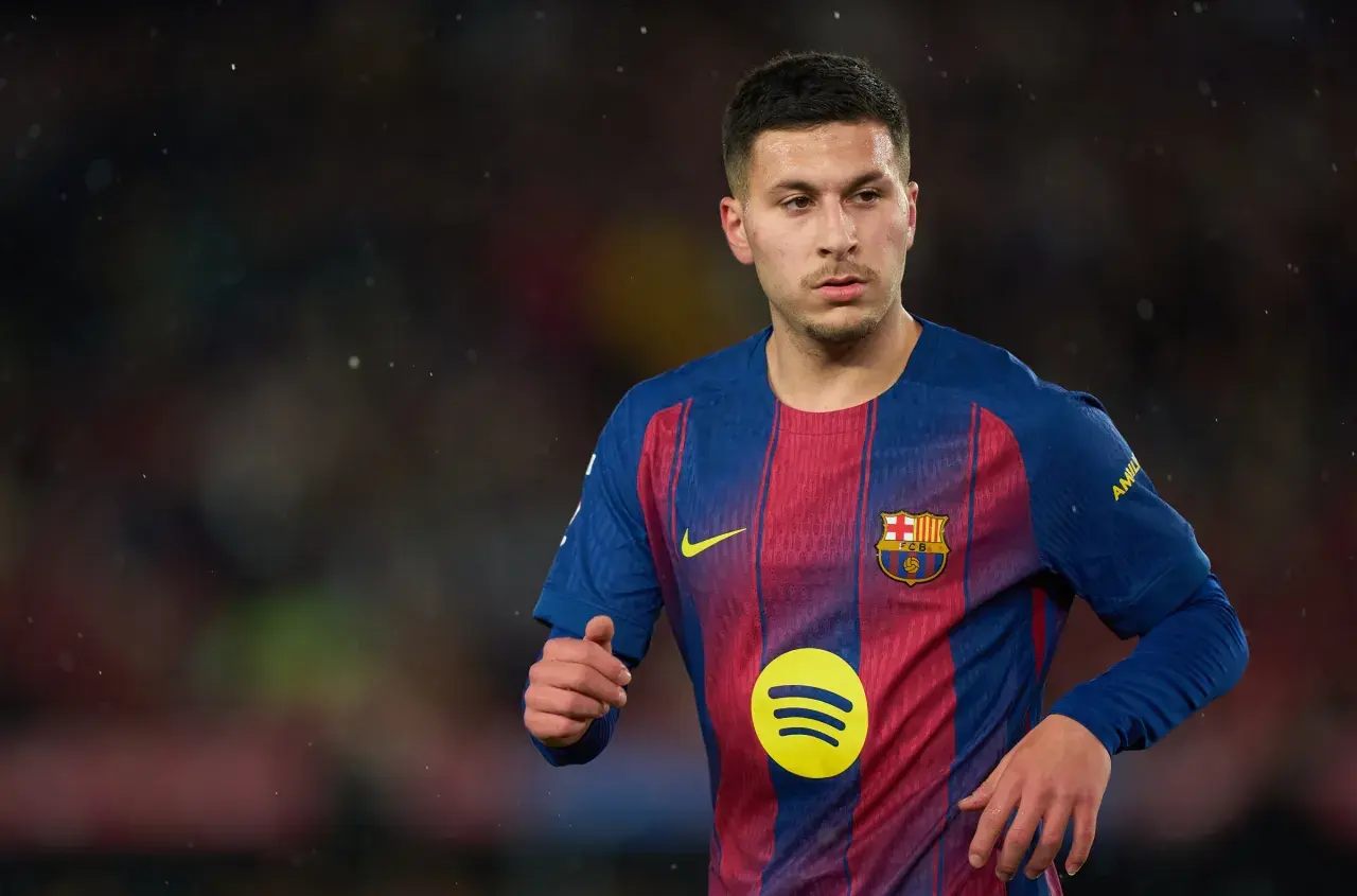 Młody piłkarz Roony Bardghji w koszulce FC Barcelony, z dumą nosi herb klubu.